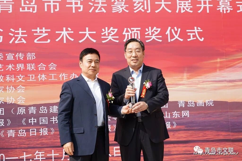 1509328184186715yo7u.jpg 颁发奖杯.jpg